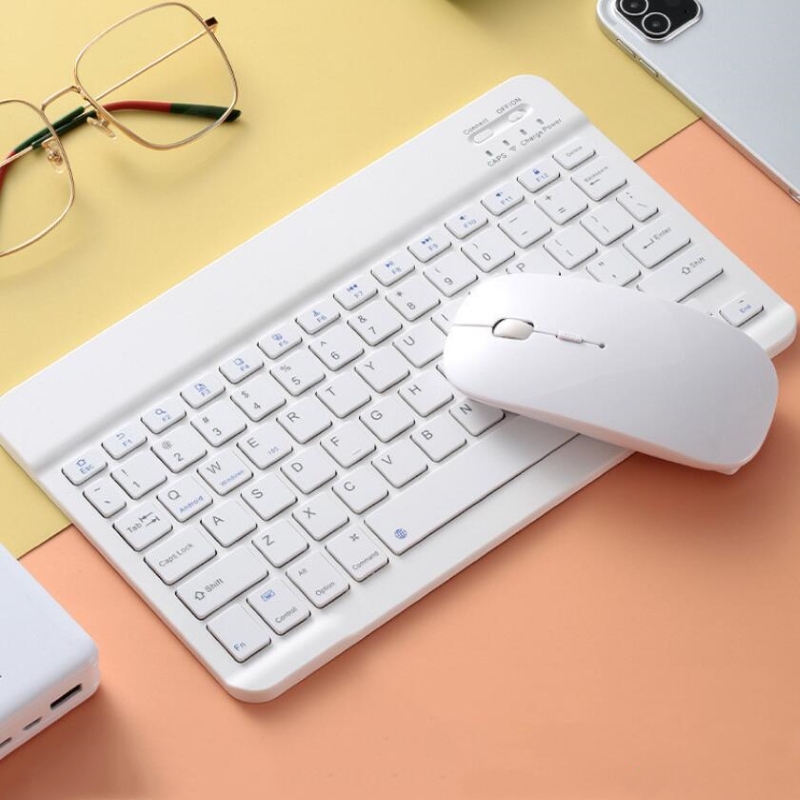 Ultra-Slim Bluetooth Keyboard  - огляд і ціна Desk Setup Ipad