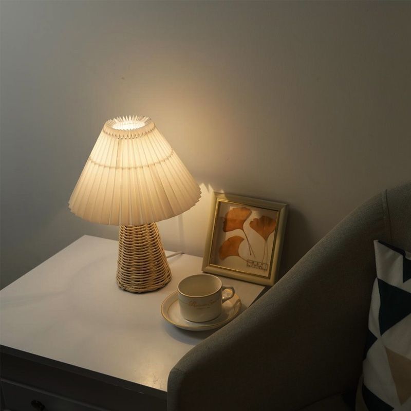 European Bedroom Table Lamp Be - огляд і ціна Desk Setup Vintage